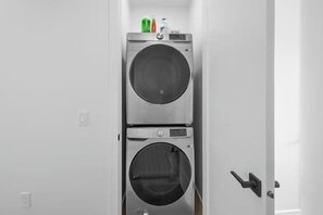 Interior - 12 Guests | 2 King Beds | Ping Pong| 6 BR| Garage (Calgary)