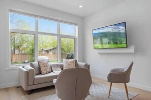 Smart TV, table tennis - 12 Guests | 2 King Beds | Ping Pong| 6 BR| Garage (Calgary)