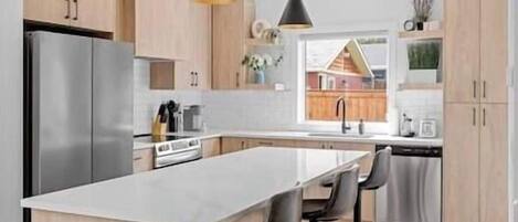 ثلاجة، ميكروويف، فرن، موقد طهي مسطح