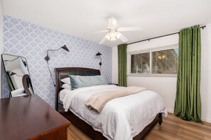 5 habitaciones, escritorio y tabla de planchar con plancha 