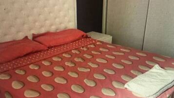 3 habitaciones, tabla de planchar con plancha, wifi y ropa de cama