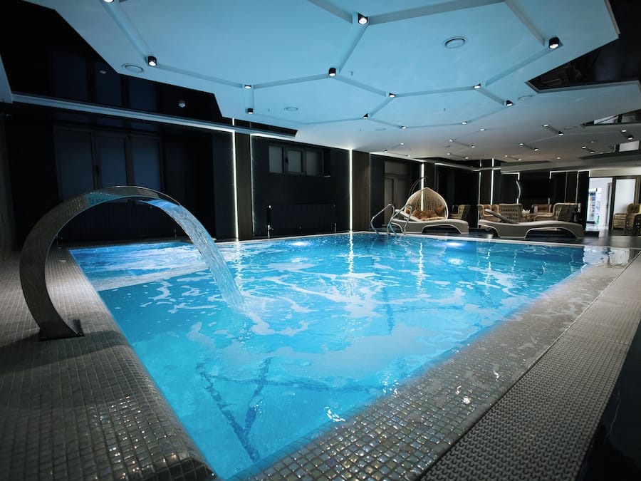 Piscina coperta, con ingresso dalle 07:00 alle 24:00, lettini