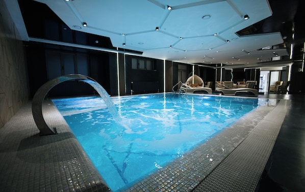 Una piscina cubierta (de 07:00 a 00:00), tumbonas