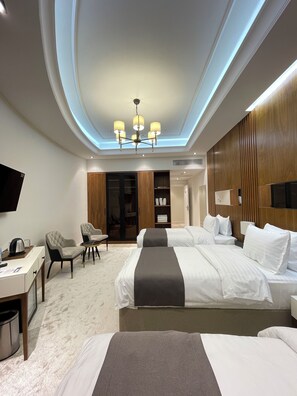 Standard trippelrum | Värdeförvaringsskåp på rummet, skrivbord och arbetsyta för laptop