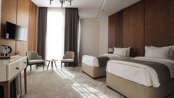 Caja de seguridad en la habitación y escritorio