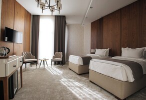 Pengeskab på værelset, skrivebord, arbejdsområde til bærbare computere