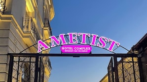 Der Eingang zum Amethyst Hotel Komplex mit einem gut ausgebauten Weg zum Hauptgebäude.