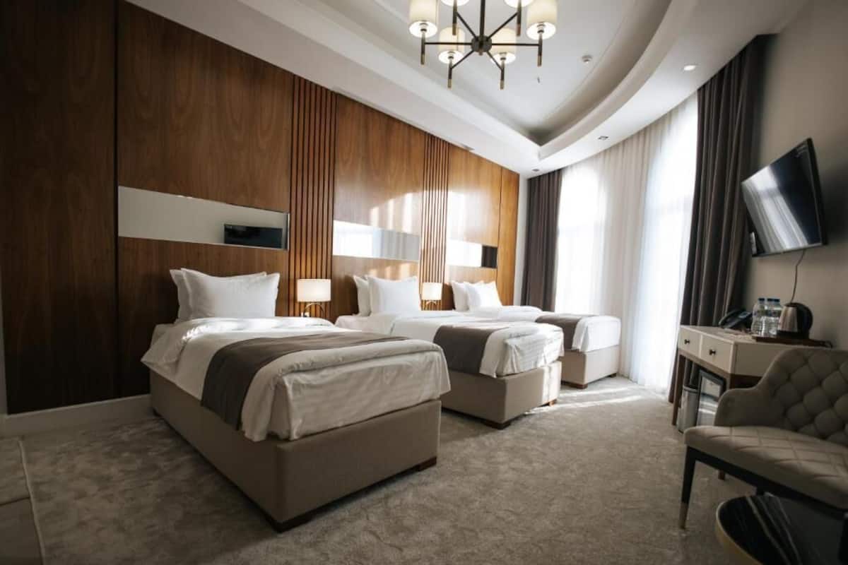 Kamar Triple Standar | Brankas, meja kerja, ruang kerja ramah laptop, dan kedap suara