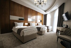 Habitación triple estándar | Caja fuerte, escritorio, espacio para trabajar con un portátil