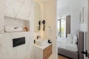 Regadera, secadora de cabello, toallas 