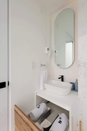 Douche, sèche-cheveux, serviettes fournies