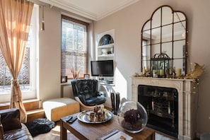 TV, offices - Stylish 1-bed with a Roof Terrace (London)