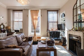 TV, offices - Stylish 1-bed with a Roof Terrace (London)