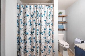 Sèche-cheveux, serviettes fournies