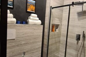 Bruser, hårtørrer, bidet, håndklæder