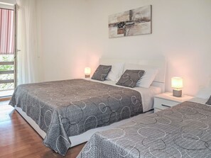 4 chambres, fer et planche à repasser, lit parapluie, Wi-Fi gratuit