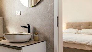 A modern bathroom with a white sink, black faucet, and a round mirror. - Wonderful private villa for 10 guests with WIFI, A/C, private pool, TV and terrace (Dropuljici)