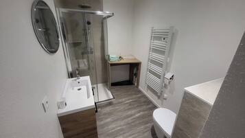 Bruser, hårtørrer, håndklæder, Toiletpapir