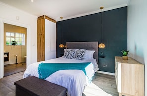 1 室のベッドルーム、デスク、WiFi (無料)、ベッドシーツ