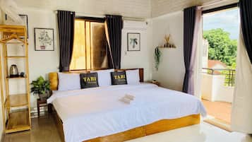 Deluxe-Doppelzimmer, Balkon | Schreibtisch, laptopgeeigneter Arbeitsplatz, Bügeleisen/Bügelbrett