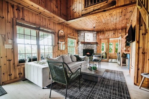 Modern Pondside Retreat W/ Hot tub