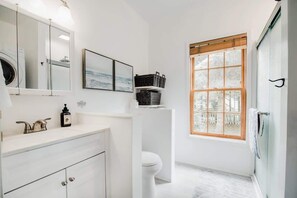 シャワー、ヘアドライヤー、タオル