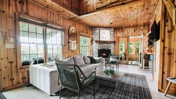 Fernseher, Kamin, Bücher, Arbeitsbereiche