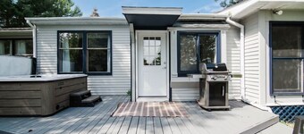 Lakefront Luxe Hideaway W/Hot tub!