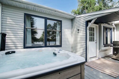 Lakefront Luxe Hideaway W/Hot tub!