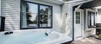 Lakefront Luxe Hideaway W/Hot tub!