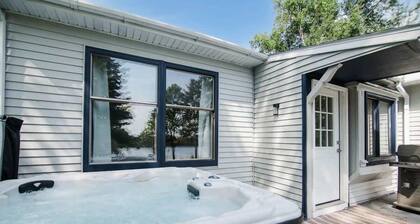 Lakefront Luxe Hideaway W/Hot tub!