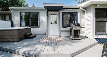 Lakefront Luxe Hideaway W/Hottub