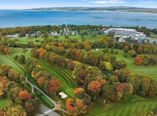 Chic Golf Course Escape | mins to dwntwn + Hottub!