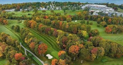 Chic Golf Course Escape | mins to dwntwn + Hottub!