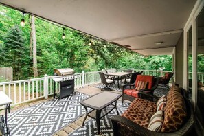 Outdoor dining - Chic Golf Course Escape | mins to dwntwn + Hottub! (Petoskey)