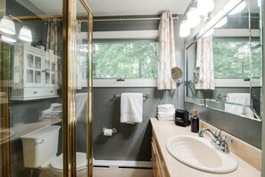 Shower, hair dryer, shampoo - Chic Golf Course Escape | mins to dwntwn + Hottub! (Petoskey)