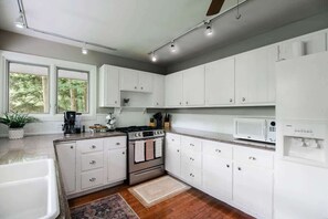 Refrigerador, microondas, horno, placa de cocina