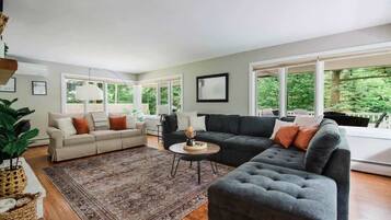 Una televisión, una oficina