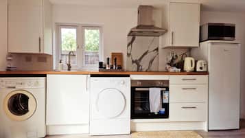 Køleskab, mikrobølgeovn, ovn, kogeplade