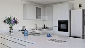Fridge, microwave, stovetop, dishwasher