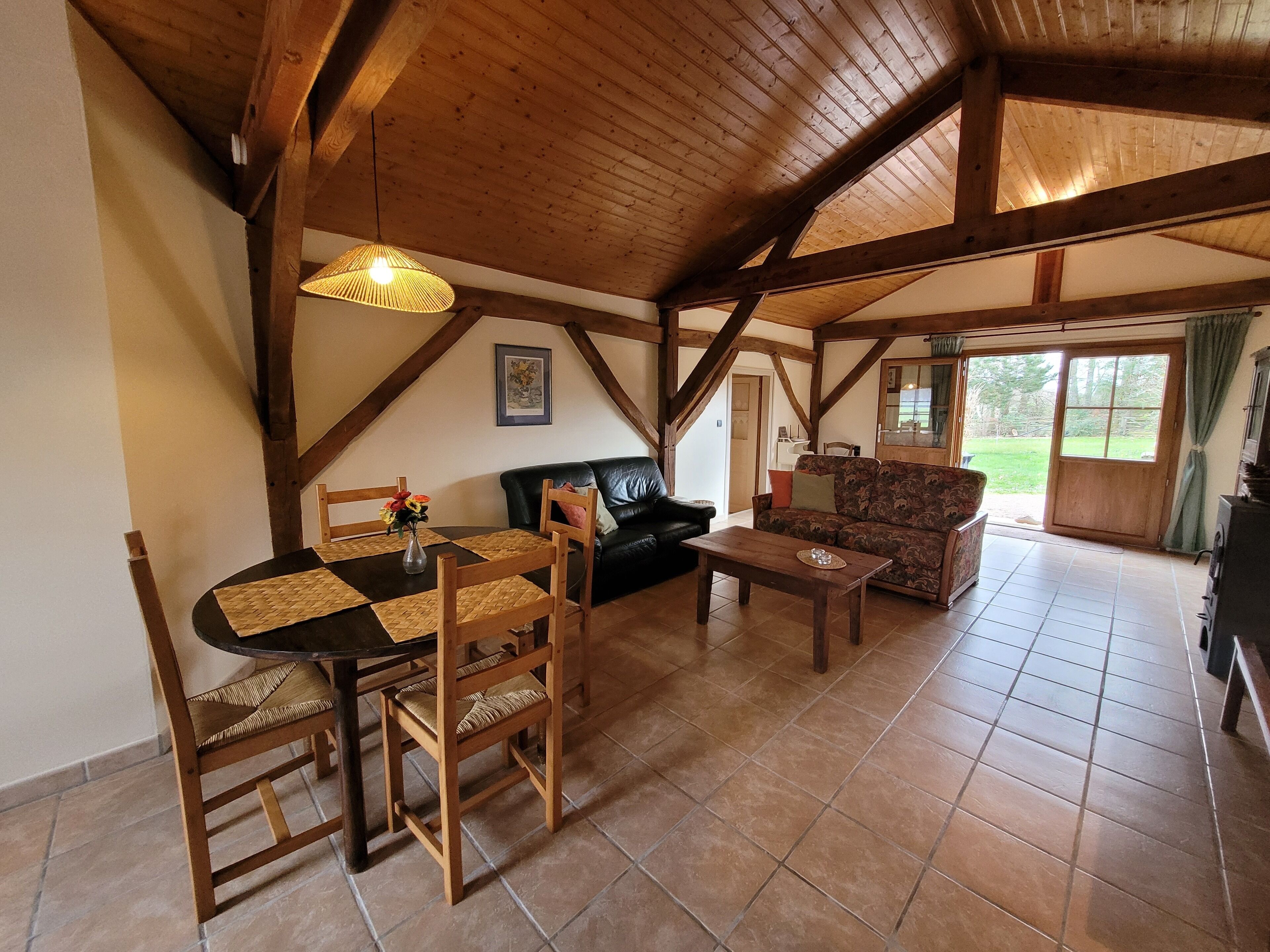 Een open haard, een dvd-speler, een tafeltennistafel en boeken