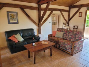 Lareira, DVD player, mesa de pingue-pongue, livros