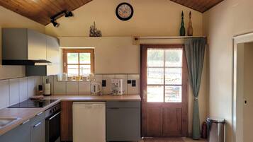 KjĂžleskap, mikrobĂžlgeovn, ovn og kokeplater