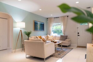 TV, offices - Charming ArtHaus - With Yard Near Design District (Miami)