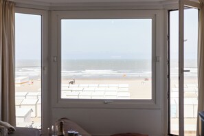 A room with a large bay window overlooking a beach. - 3 bedroom accommodation in Wenduine (Wenduine)