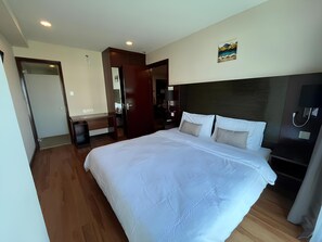 Deluxe Apartment | Premium bedding, Select Comfort beds, blackout drapes, soundproofing - MoonLight Residence (Kota Kinabalu)