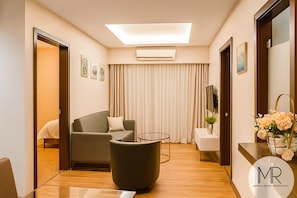 Deluxe Apartment | Living area | 40-inch LED TV with satellite channels - MoonLight Residence (Kota Kinabalu)