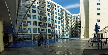 Una piscina al aire libre, sombrillas