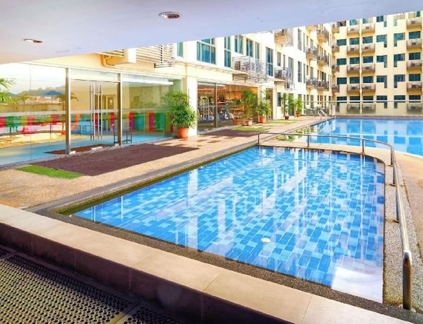 Outdoor pool, open 8:00 AM to 5:00 PM, pool umbrellas - MoonLight Residence (Kota Kinabalu)
