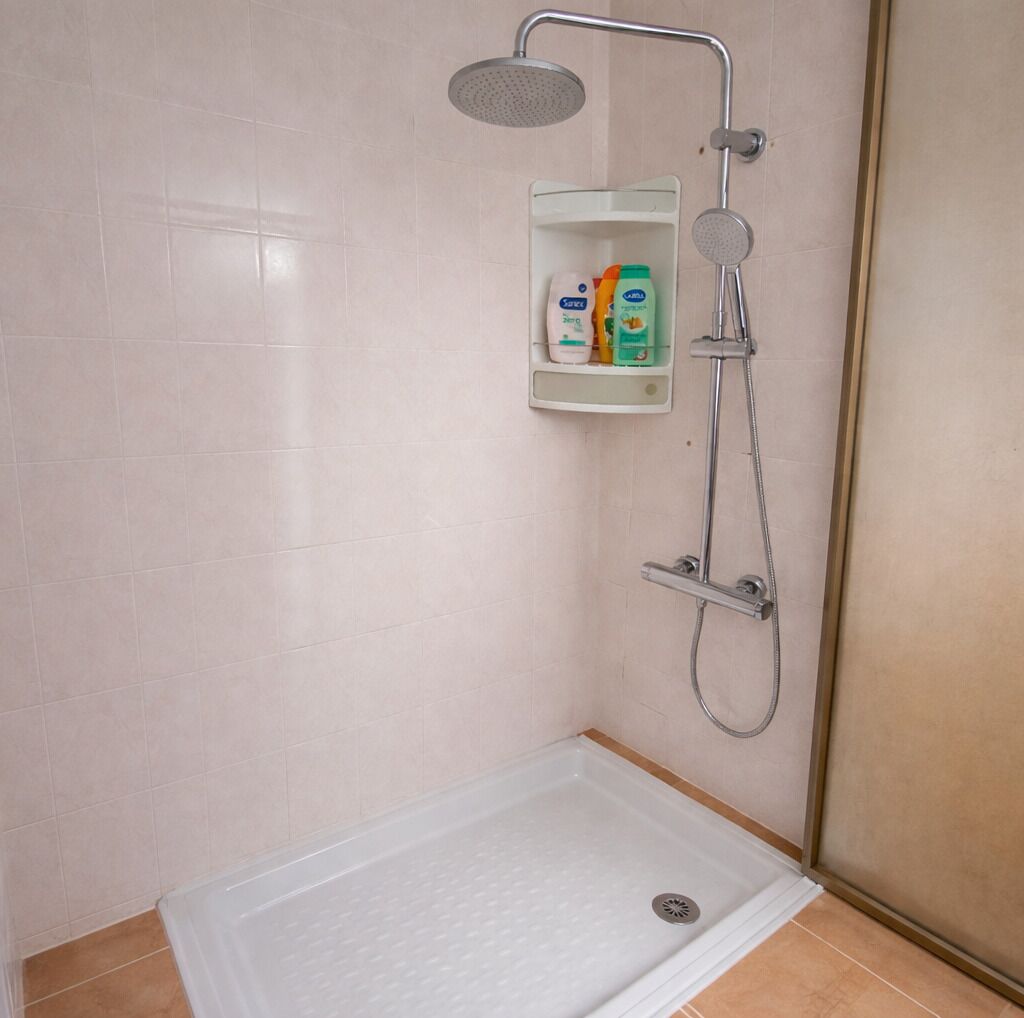 Douche, sèche-cheveux, serviettes fournies, savon